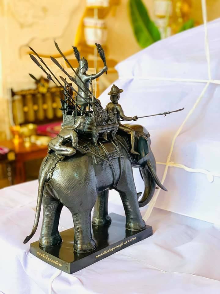 รูปหล่อ พระนเรศวร ทรงช้าง ออกศึก เนื้อทองเหลือง ปี2563
