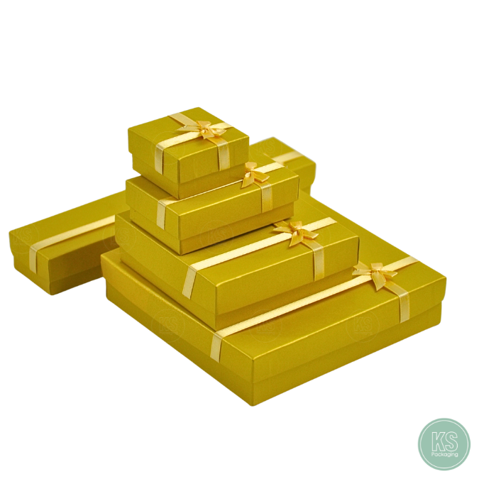 กล่องกระดาษมีโบว์สีทอง ขนาด 14.5x14.5x3 cm ใส่ของได้อเนกประสงค์ใส่เครื่องประดับได้หลากหลายประเภท มีฟองน้ำบุผ้ากำมะหยี่