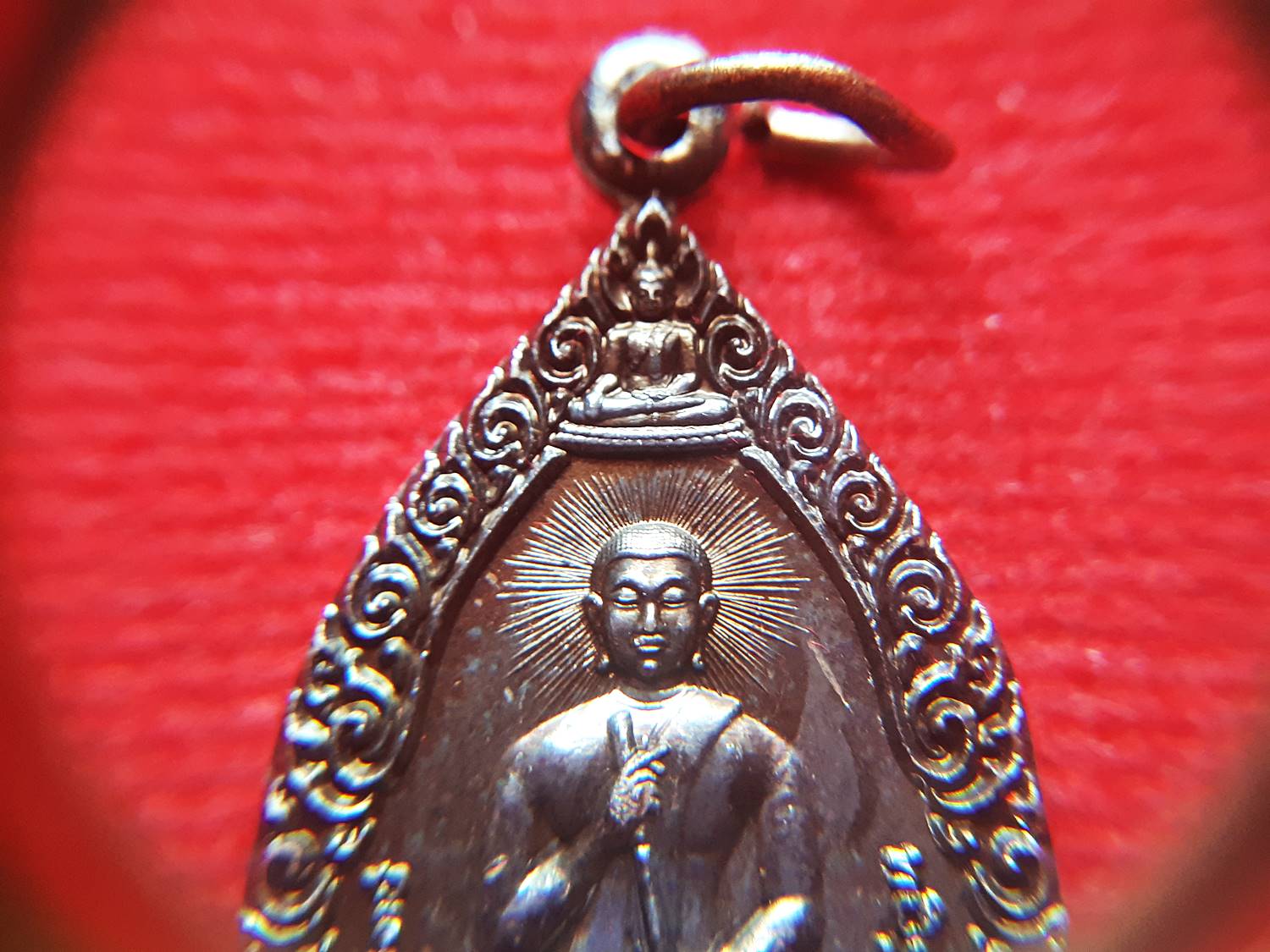 เหรียญบารมีพ่อพระร่วง(พระร่วงกวาดลาน) เนื้อชนวนมหาสะท้อน รมดำ ปี2561 #รับประกันแท้ - (กวาดทุกข์ กวาดโศก กวาดโรค กวาดภัย แคล้วคลาดปลอดภัย วาจาสิทธิ์ ใครคิดไม่ดีสะท้อนกลับหมด)