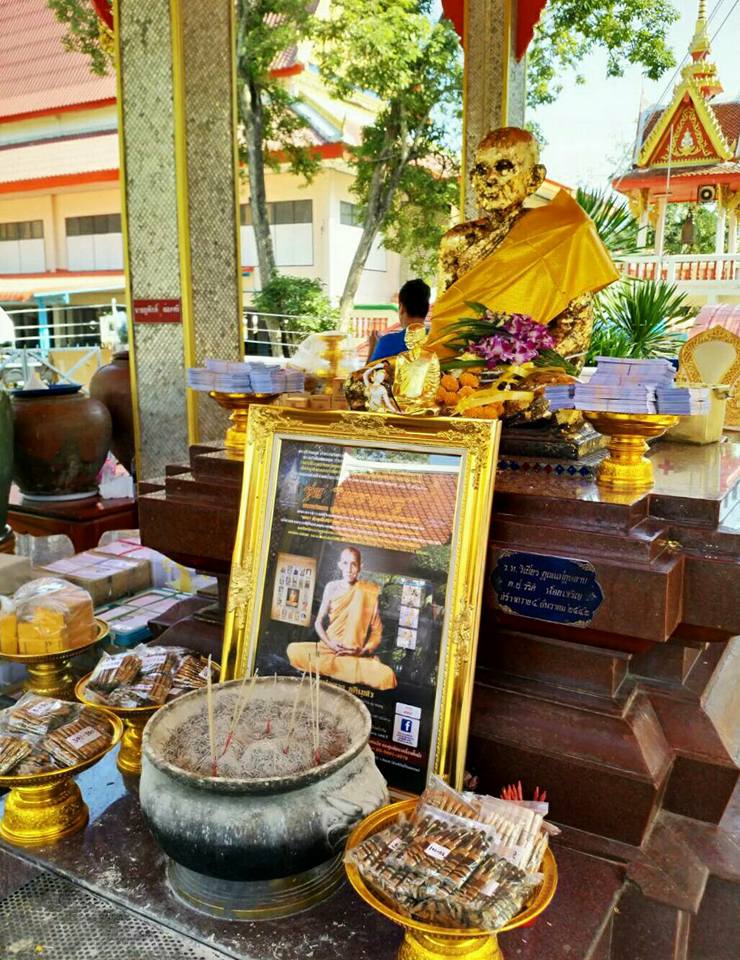 พระสมเด็จหลวงพ่อโตในวิหาร เนื้อผงชนวนมวลสารเก่าหลวงพ่อกวย รุ่นแรงครู ปี2560 หลวงพ่อกวย วัดโฆสิตาราม(วัดบ้านแค) จ.ชัยนาท ปี2563 - (ขนาด 5x7นิ้ว จีวรส้ม ด้านหน้ายันต์ครู ยันต์นะปัดตลอด ด้านหลังยันต์มงกุฎพระพุทธเจ้าหนุนดวง) ปี2563 #ปลุกเสกที่วัดโฆสิตาราม #รั