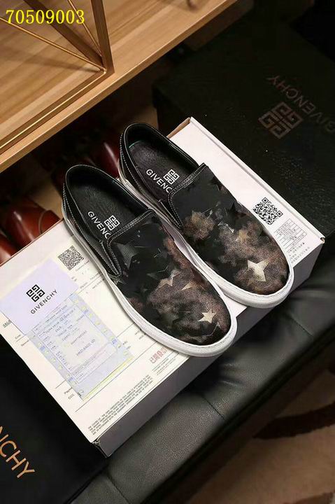 given men แบบอีกเยอะกดดูด้านในค่ะ size 38-44 ,45-46 มีบางแบบ