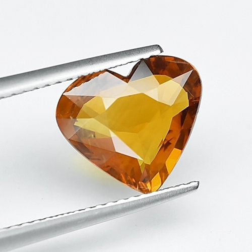 Thai Yellow Sapphire พลอยบุษราคัมบางกะจะ จันทบุรี รูปหัวใจ น้ำหนัก 3.06 กะรัต สีเหลืองเข้ม ความสะอาดมองตาเปล่าสะอาด 98% ก้นค่อนข้างบางแต่ไม่น่าเกลียด