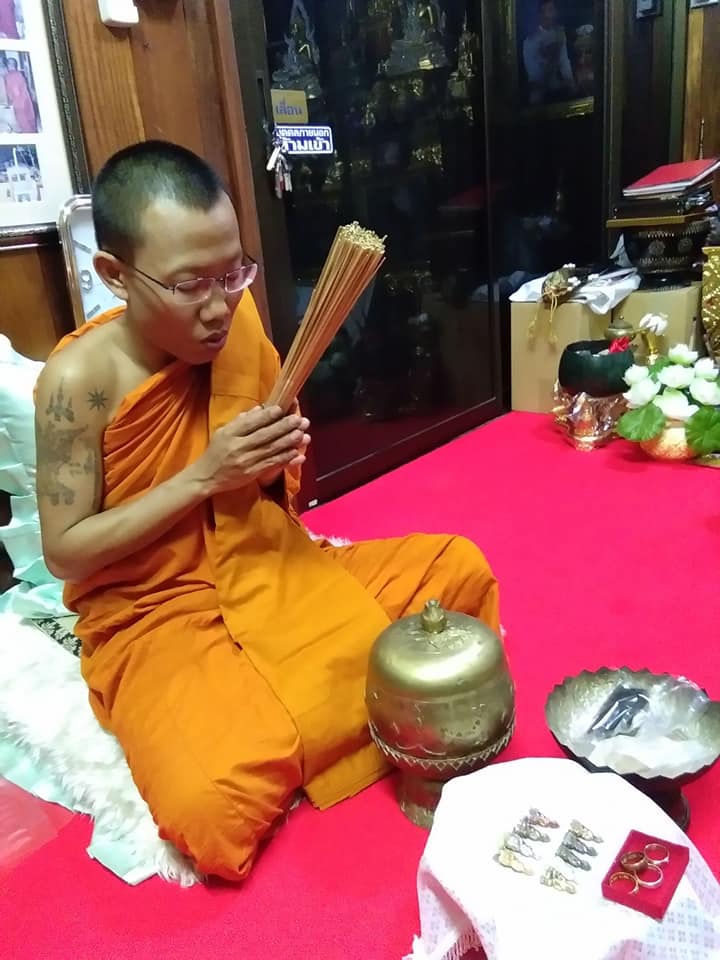 พระนางพญา(มนต์พระกาฬ) หลังพระสีวลี ปัดผงเงิน เนื้อผง ปี2562