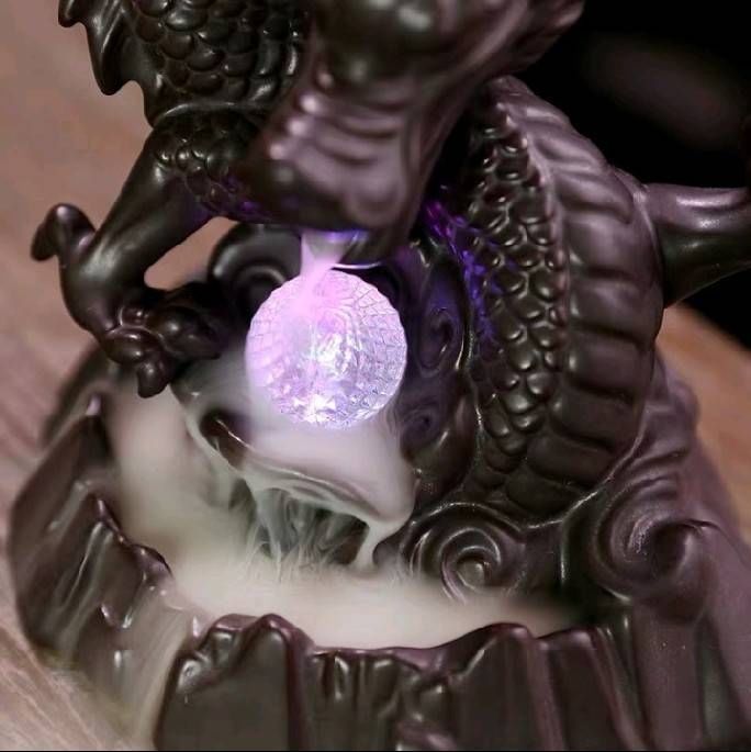 ที่วางกำยาน มังกร (กำยานบนหัวมังกร ธูปปักที่มือมังกร) (ขนาด ฐาน 13.8cm*14.5cm) (วัสดุเซรามิก มีไฟled ไฟเปลี่ยนสีไปตามจังหวะ)