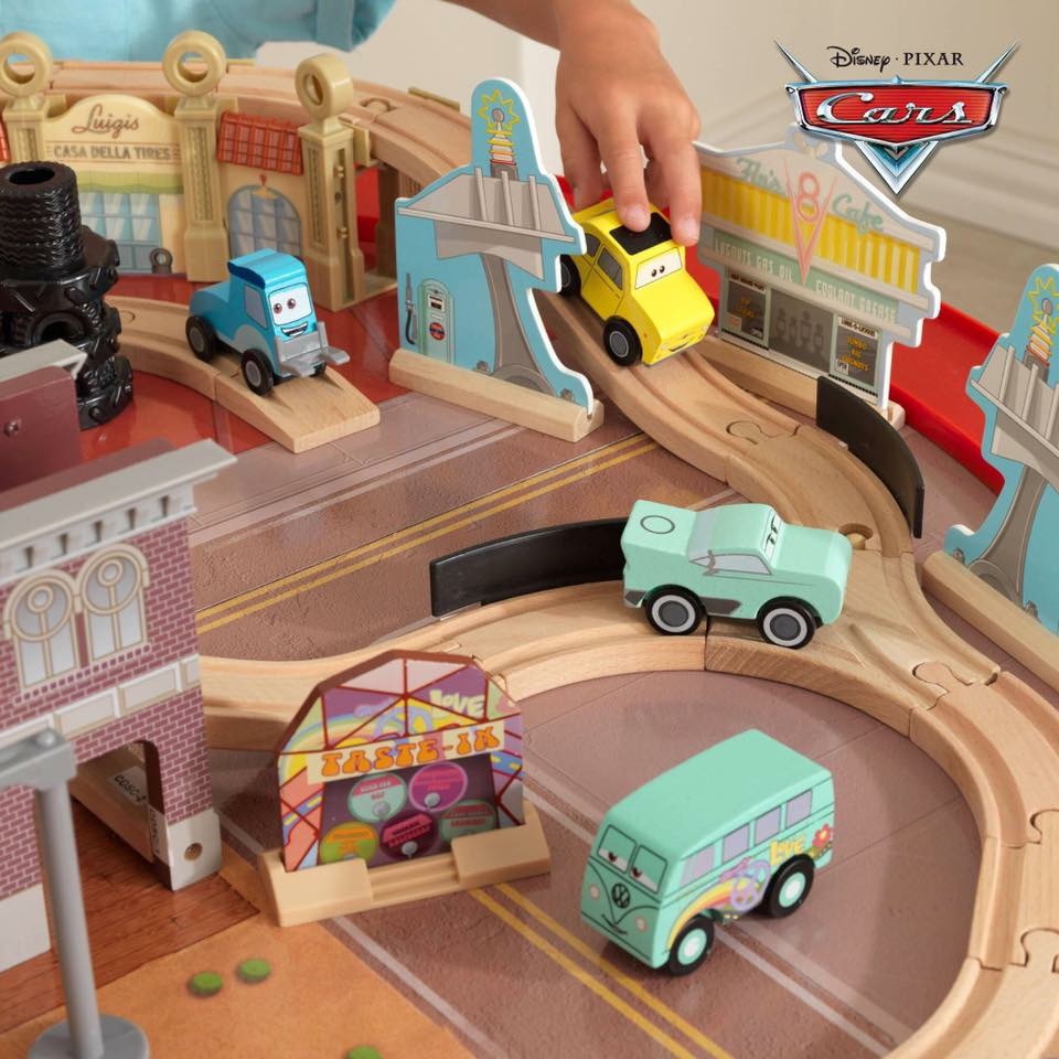 โต๊ะกิจกรรมพร้อมเมืองจำลอง KidKraft Disney Cars Cadillac Range Racetrack & Table