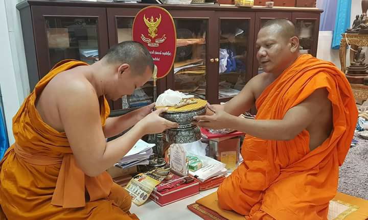 พระสมเด็จหลวงพ่อโตในวิหาร เนื้อผงชนวนมวลสารเก่าหลวงพ่อกวย รุ่นแรงครู ปี2560 หลวงพ่อกวย วัดโฆสิตาราม(วัดบ้านแค) จ.ชัยนาท ปี2563 - (ขนาด 5x7นิ้ว จีวรส้ม ด้านหน้ายันต์ครู ยันต์นะปัดตลอด ด้านหลังยันต์มงกุฎพระพุทธเจ้าหนุนดวง) ปี2563 #ปลุกเสกที่วัดโฆสิตาราม #รั