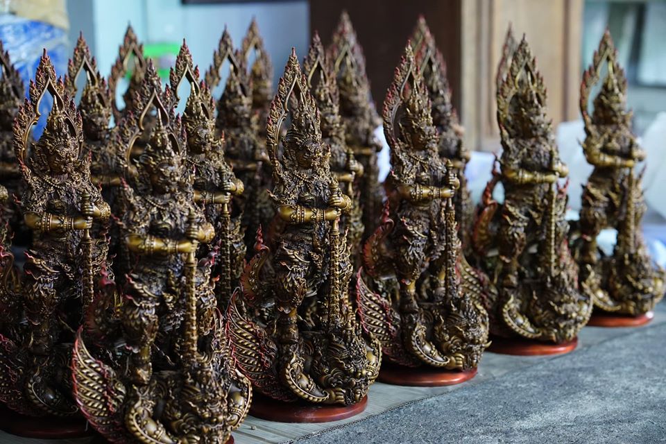 รูปหล่อ ท้าวเวสสุวรรณ ยืนถือกระบอง ทรงบน หลัง ราหู เนื้อทองเหลือง เต็มสูตร งานเน้นรายระเอียดปราณีต (ขนาดสูง16นิ้ว) - (ราหู มี ปีกเป็นครุฑ มี ลำตัวเป็นพญานาค) - (ปลุกเสกฤกษ์ เสาร์5 ปี2563)