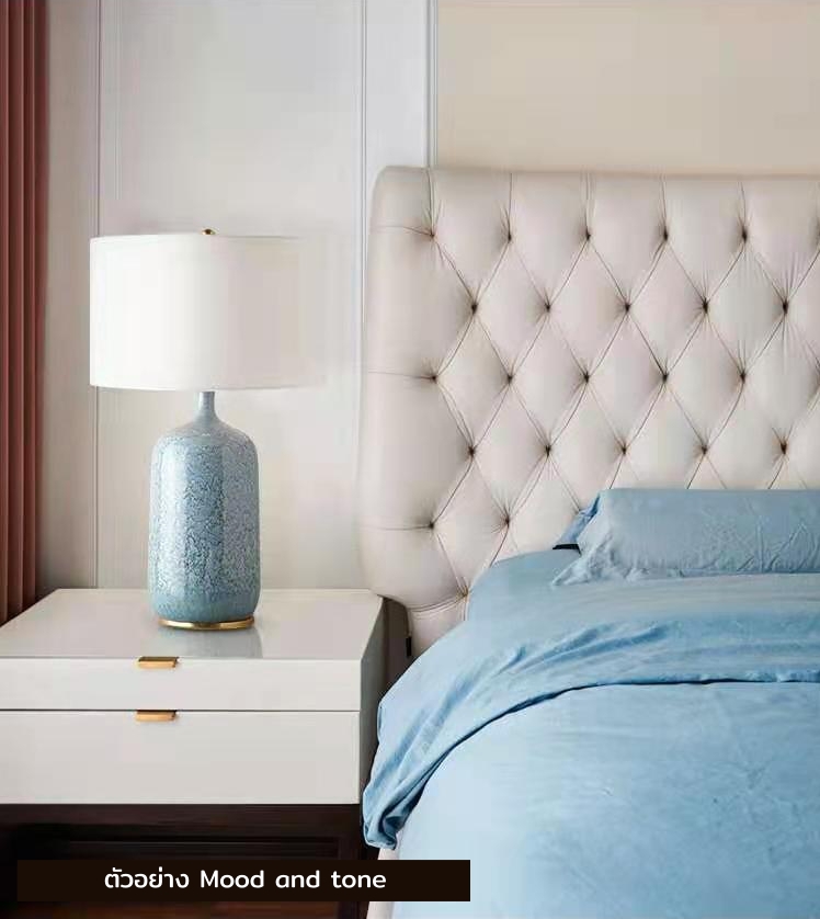 โคมไฟตั้งโต๊ะ Transitional Style ฐานวางเซรามิกทรงแจกันโทนสีฟ้าขาว โป๊ะผ้าโทนสีขาวทรงกระบอกกว้างแบบ Drum Shade [TBLX-0232]