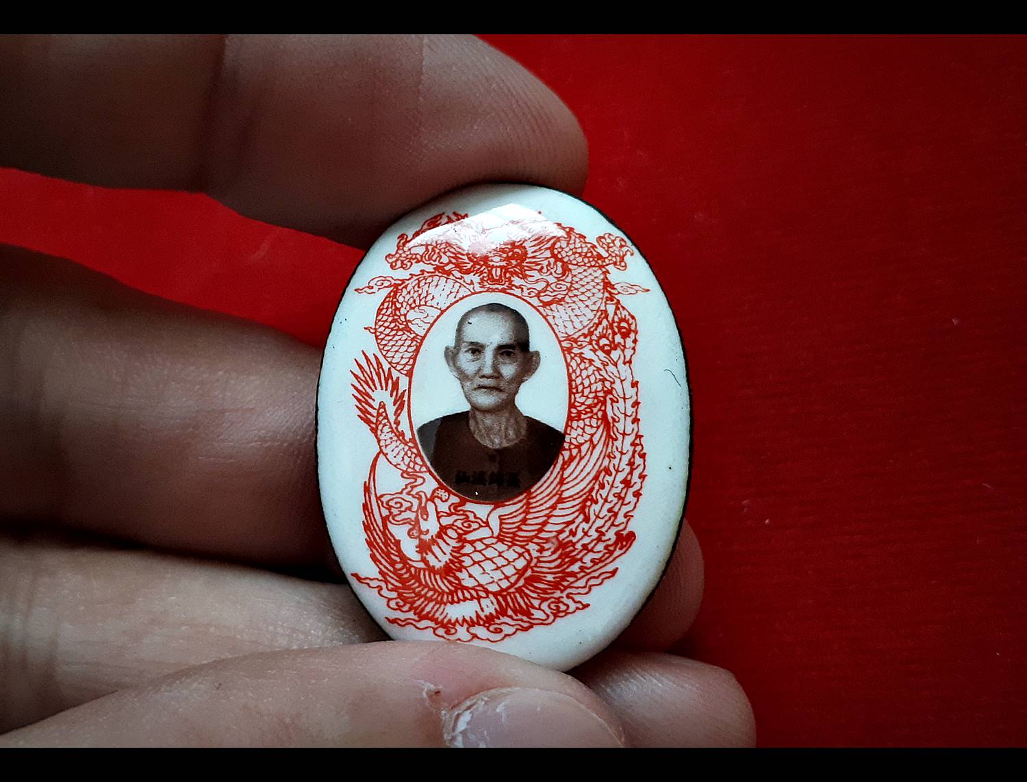 ล๊อกเก็ต เซียนแปะ รุ่น หงส์มังกร คู่บารมี ปี2562 (ฉากขาวลายแดง หยิน-หยาง) (ด้านหลัง ฝัง น้ำเต้าดูดทรัพย์ เรียกลาภ8ทิศ และ มวลสารต่างๆ) หลวพี่เก่ง วัดท่าเสา