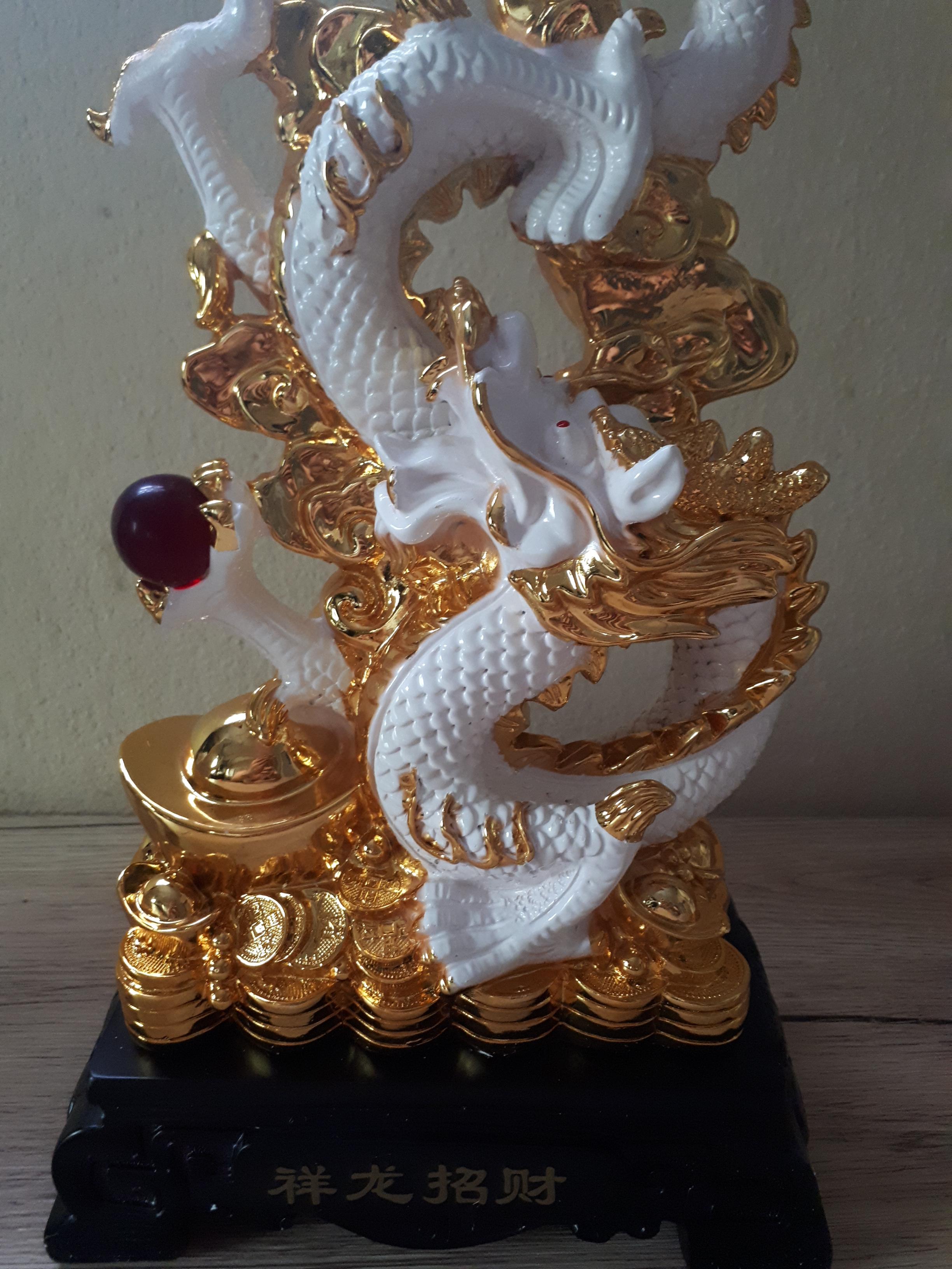 รูปหล่อ มังกรขาว สลับสีทอง ถือลูกแก้วแดง บนกองทอง เนื้อเรซิ่นเหลือบสี (สูง14นิ้ว กว้าง8นิ้ว ลึก4.5นิ้ว)