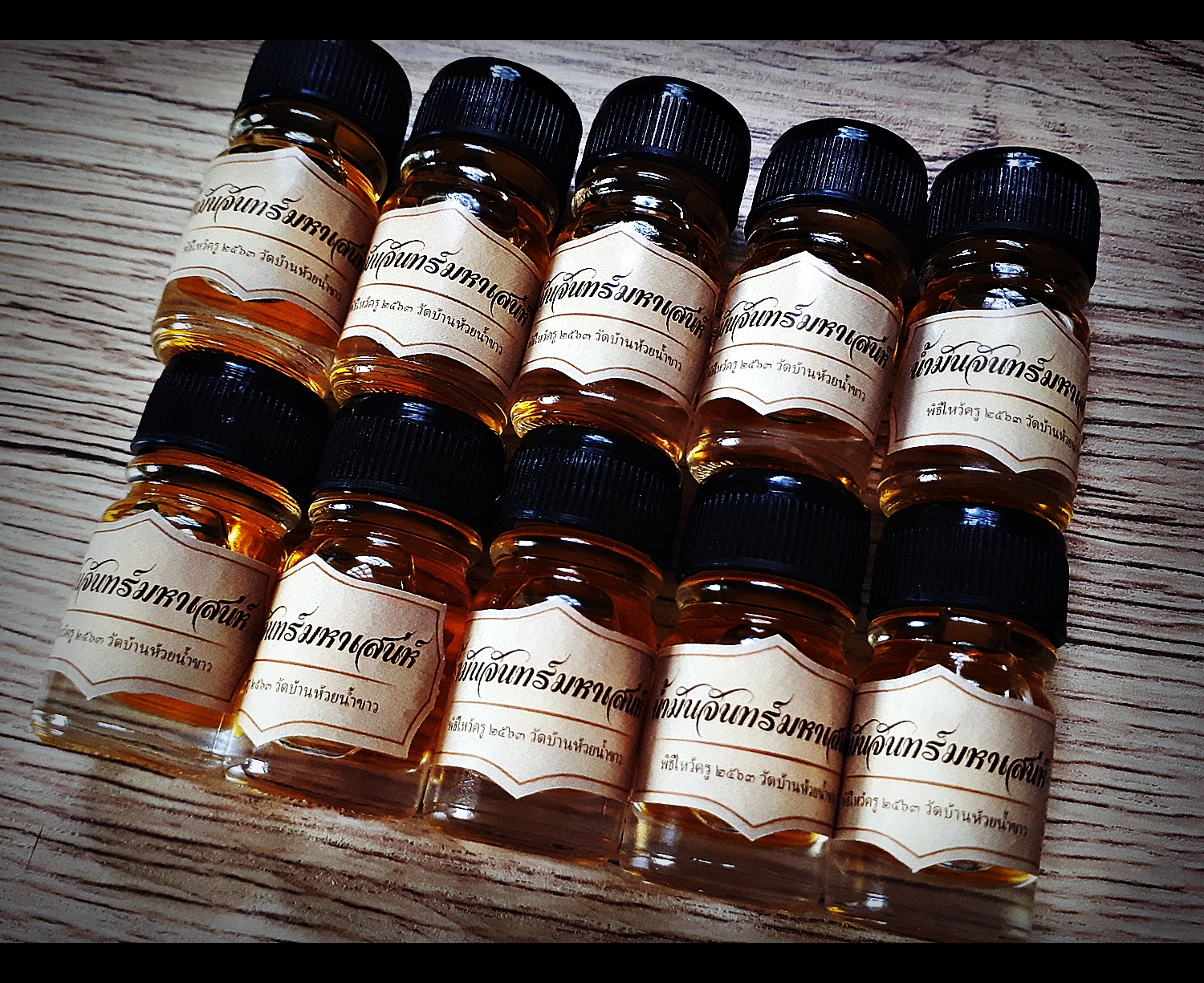 น้ำมันจันทร์มหาเสน่ห์ (แช่บรรจุ ตะกรุดสาริคู่ เนื้อเงินแท้ 2ดอก ) - หลวงพ่อเล็ก วัดท่าขนุน (ปลุกเสก วัดบ้านห้วยน้ำขาว ปี2563)