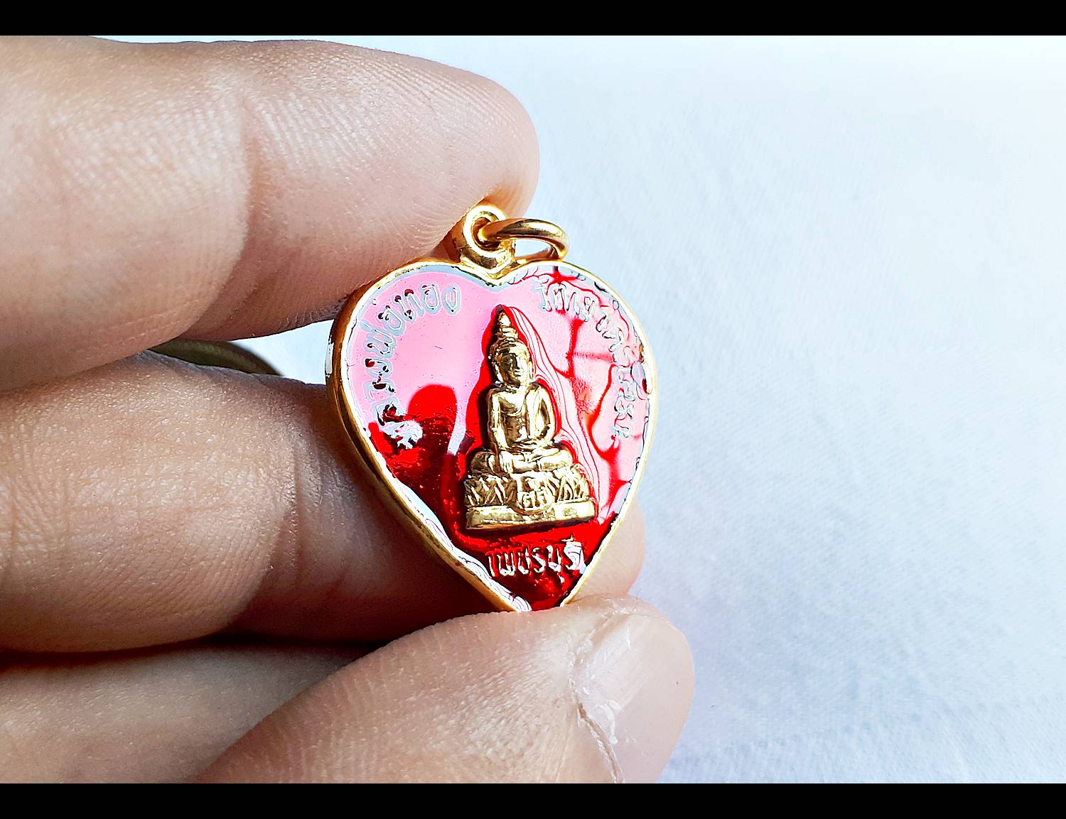 เหรียญหลวงพ่อทอง วัดเขาตะเครา (ทรงหัวใจ) เนื้อกระไหล่ทอง ลงยาสีแดง ปี2557