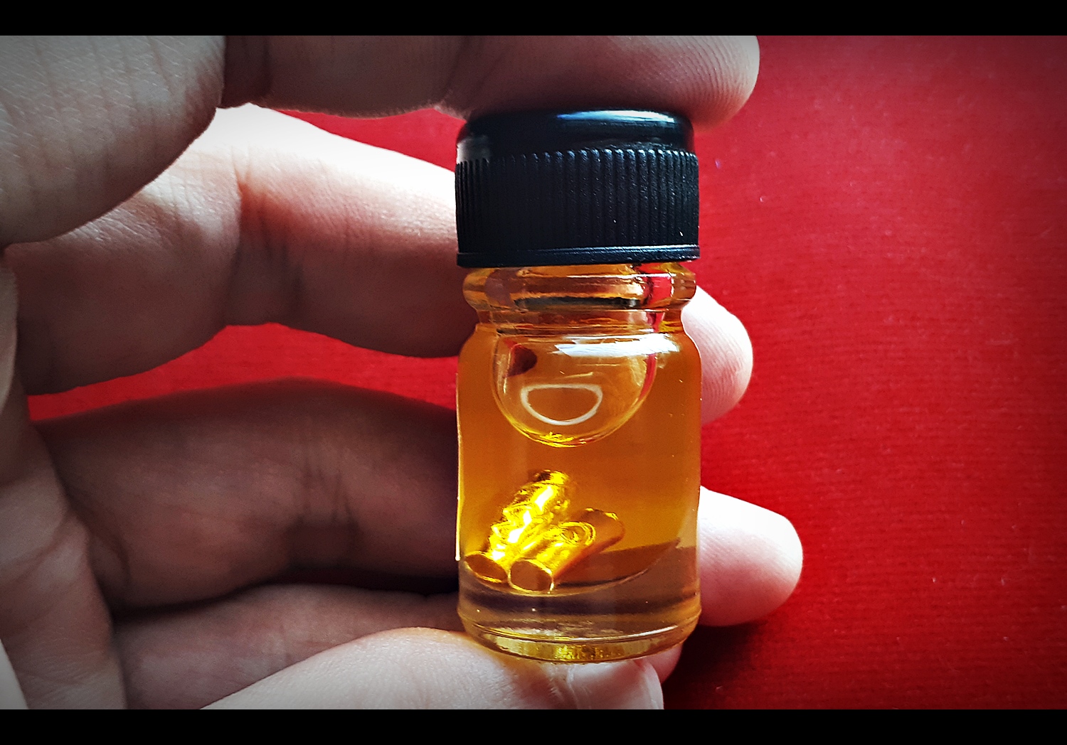 น้ำมันจันทร์มหาเสน่ห์ (แช่บรรจุ ตะกรุดสาริคู่ เนื้อเงินแท้ 2ดอก ) - หลวงพ่อเล็ก วัดท่าขนุน (ปลุกเสก วัดบ้านห้วยน้ำขาว ปี2563)