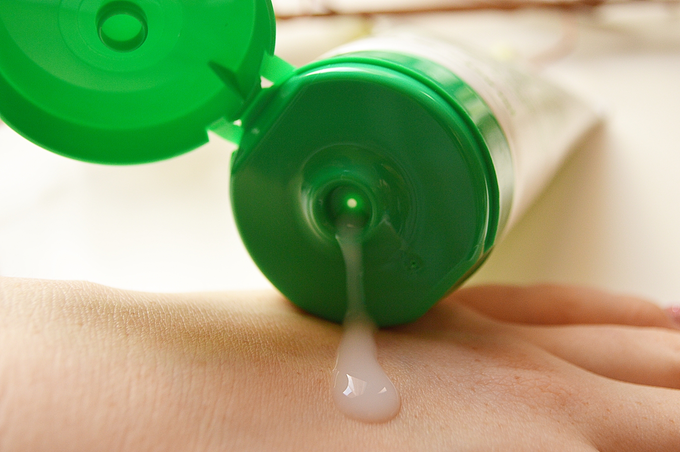 (Tester) Kiehl's Cucumber Herbal Conditioning Cleanser 30mL เคลนเซอร์เนื้อเจล-โลชั่นสูตรอ่อนโยนชนิดมีฟองอ่อน ๆ กำหนดสูตรด้วยสารสกัดจากแตงกวา จัดการกับฝุ่นละออง ความมันส่วนเกินและสิ่งสกปรกอย่างง่ายดาย