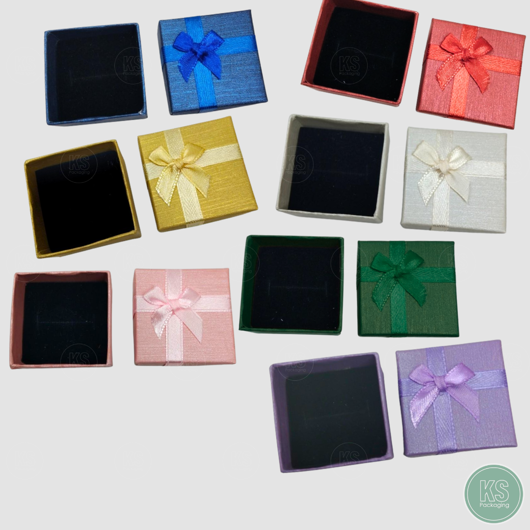 กล่องใส่แหวน ต่างหู สร้อย ลายผ้าไหม มีโบว์ ขนาด4x4x2.5cm สินค้าพร้อมส่ง