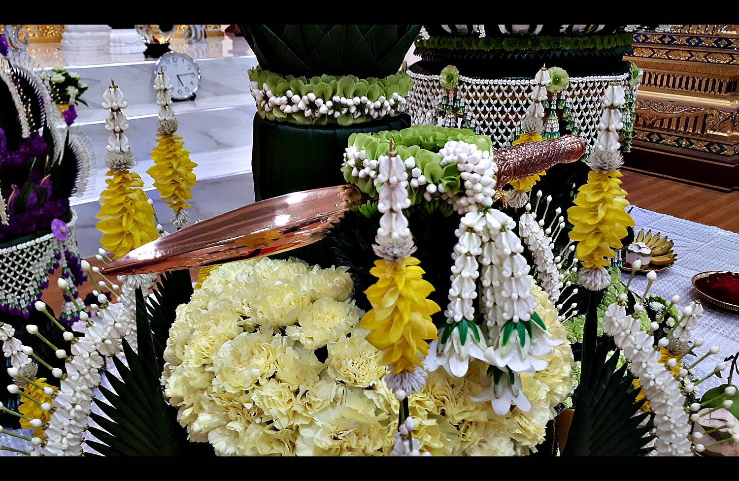 รูปหล่อ สมเด็จองค์ปฐม (พระพุทธรูป หลวงพ่อทองคำ ปางพระแก้วมรกต ทรงเครื่องพระจักรพรรดิ) (ขนาดพระบูชา หน้าตัก5นิ้ว) เนื้อโลหะทองเหลือง ปิดทองแท้ ปี2562 #รับประกันแท้ - หลวงพ่อเล็ก วัดท่าขนุน