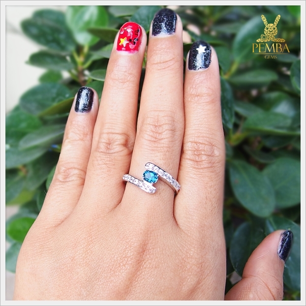 แหวนลอนดอนบลูโทแพซแท้ ดีไซน์เก๋ๆ ใส่เสริมเสน่ห์น่าหลงใหล