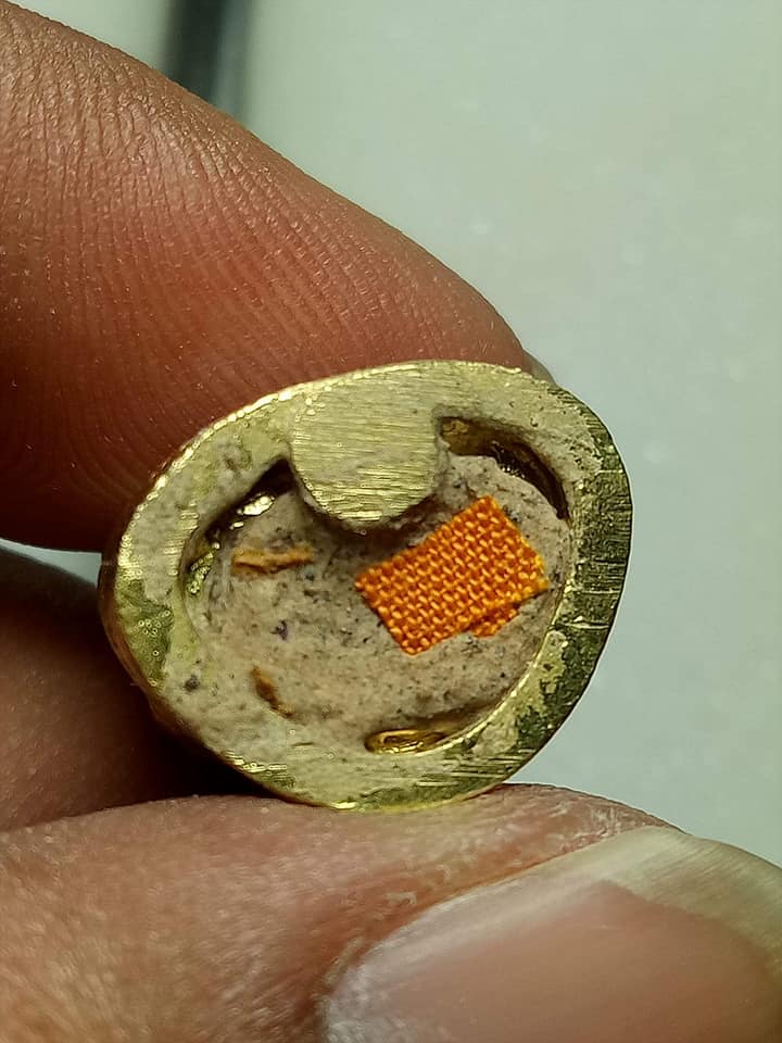 รูปหล่อ หลวงพ่อกวย วัดโฆสิตาราม ทำน้ำมนต์ (เข้าพิธีอฐิษฐานจิตปลุกเสก39พิธี) ฐานบรรจุมวลสารเก่าและ#เกศา#จีวร หลวงพ่อกวย (ขนาดห้อยคอ 1.5ซม) ปี2561 #รับประกันแท้