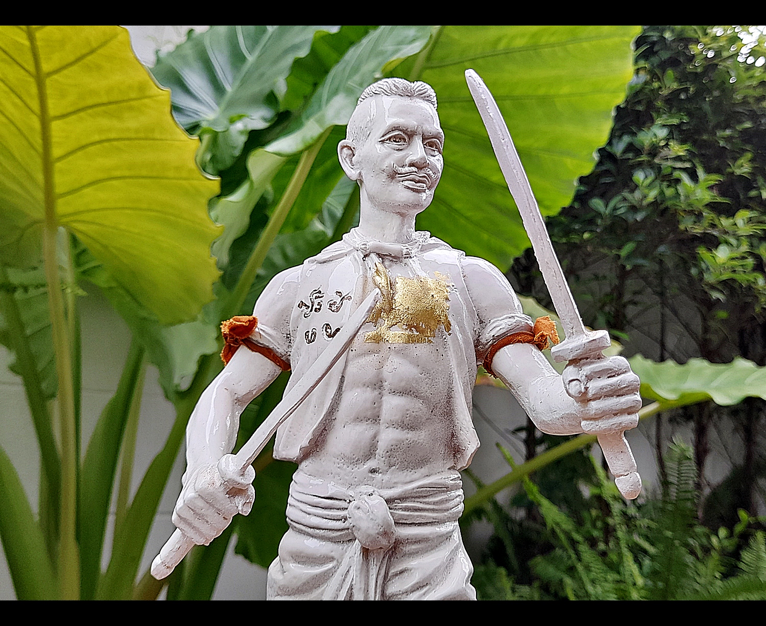 รูปหล่อ หุ่นพยนต์ขุนศึกพรหมมหาราช ปราบมาร (เชิญดวงจิตเทวดา ท่านปู่ขุนศึก ยุค นักรบไทย ของพระเจ้าพรหมมหาราช) เนื้อเรซิ่น สีขาว (ขนาดสูง14นิ้ว ฐาน3x5นิ้ว) (จัดสร้างเพียง99องค์) ปี2559 #รับประกันแท้ - หลวงพ่อหนุน วัดพุทธโมกข์