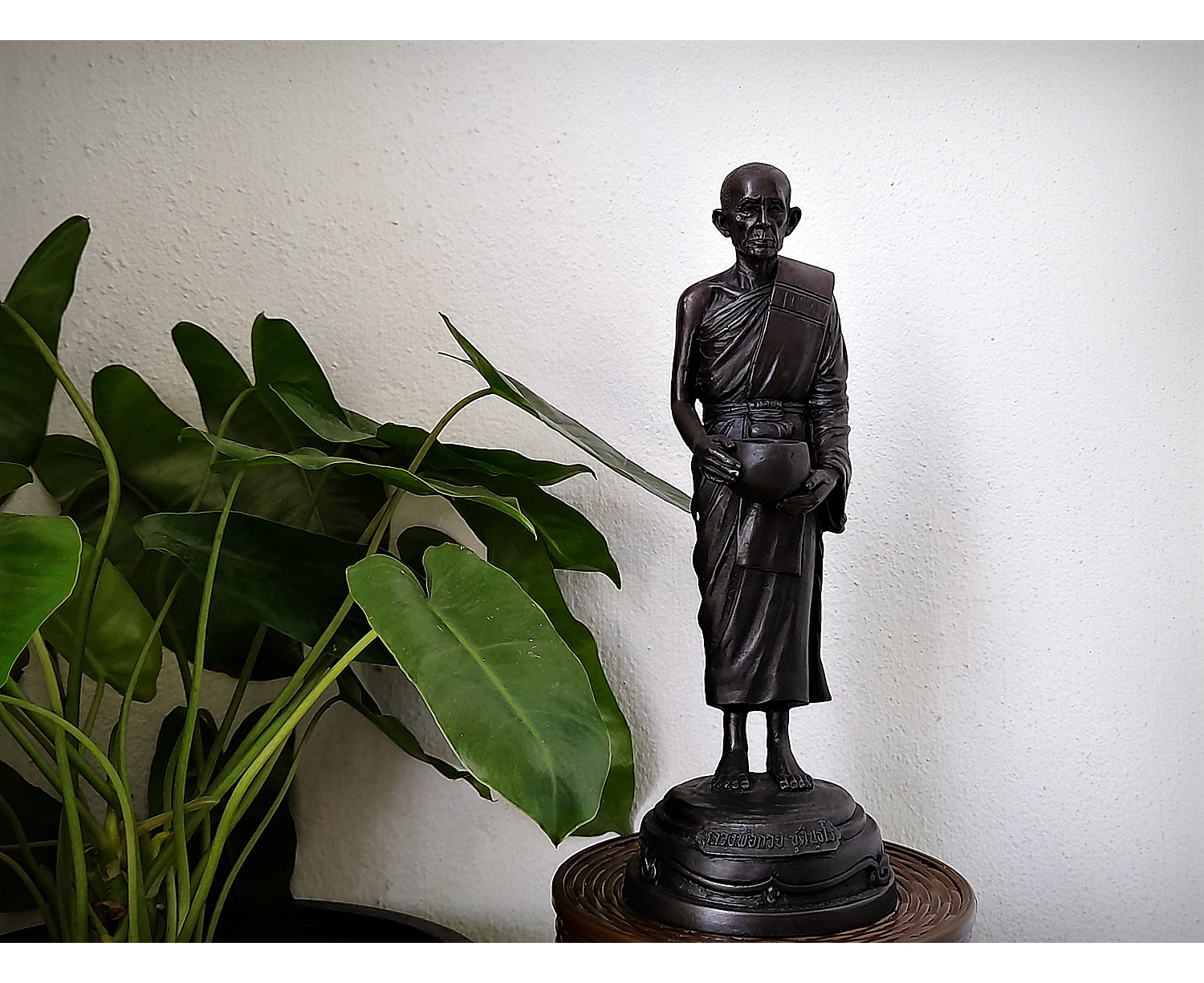 รูปหล่อ หลวงพ่อกวย วัดโฆสิตาราม(วัดบ้านแค) อุ้มบาตร ถือบาตร(มหาลาภ) (ขนาดบูชาสูง 9นิ้ว) เนื้อทองเหลืองโลหะ ฐานบรรจุมวลสารเก่าหลวงพ่อกวย ปี2561 งานกฐิน - #สร้างและปลุกเสกจากวัดโฆสิตาราม #รับประกันแท้