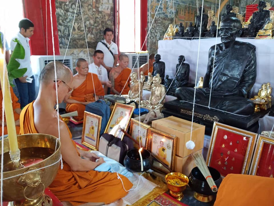 เหรียญหลวงพ่อกวย วัดโฆสิตาราม(วัดบ้านแค) เนื้อกระไหล่ทองคำ ลงยาแดง ปี2562 (แยกจากชุดกรรมการ) #รับประกันแท้ รูปภาพ สี หลวงพ่อกวย วัดโฆสิตาราม(วัดบ้านแค) (ขนาดตั้งบูชา 11x15นิ้ว) ปี2562 #รับประกันแท้ -- #พิธีดีมากดวงจิตหลวงพ่อกวยมาเสกให้เอง