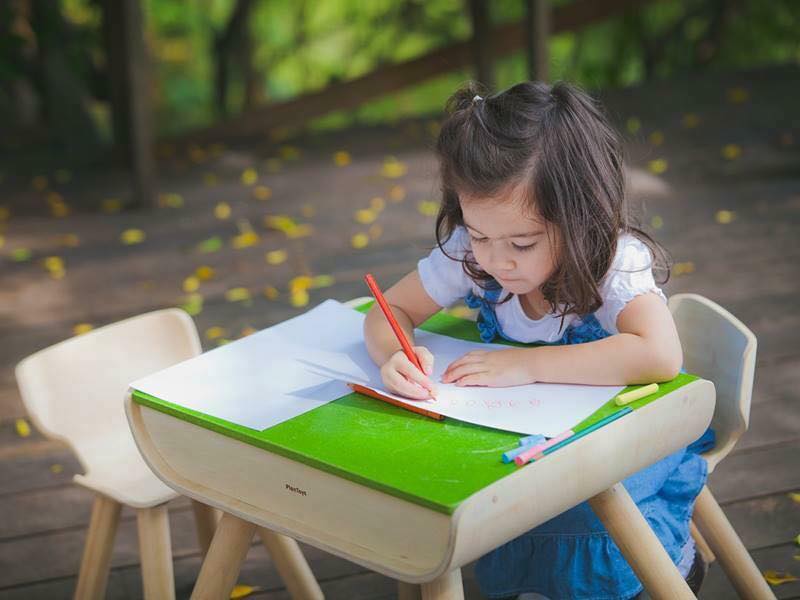 ชุดโต๊ะและเก้าอี้เอนกประสงค์จากไม้ปลอดสารพิษ PlanToys Table & Chair Set