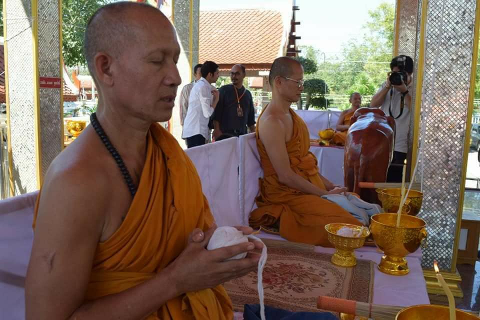 พระสมเด็จหลวงพ่อโตในวิหาร เนื้อผงชนวนมวลสารเก่าหลวงพ่อกวย รุ่นแรงครู ปี2560 หลวงพ่อกวย วัดโฆสิตาราม(วัดบ้านแค) จ.ชัยนาท ปี2563 - (ขนาด 5x7นิ้ว จีวรส้ม ด้านหน้ายันต์ครู ยันต์นะปัดตลอด ด้านหลังยันต์มงกุฎพระพุทธเจ้าหนุนดวง) ปี2563 #ปลุกเสกที่วัดโฆสิตาราม #รั