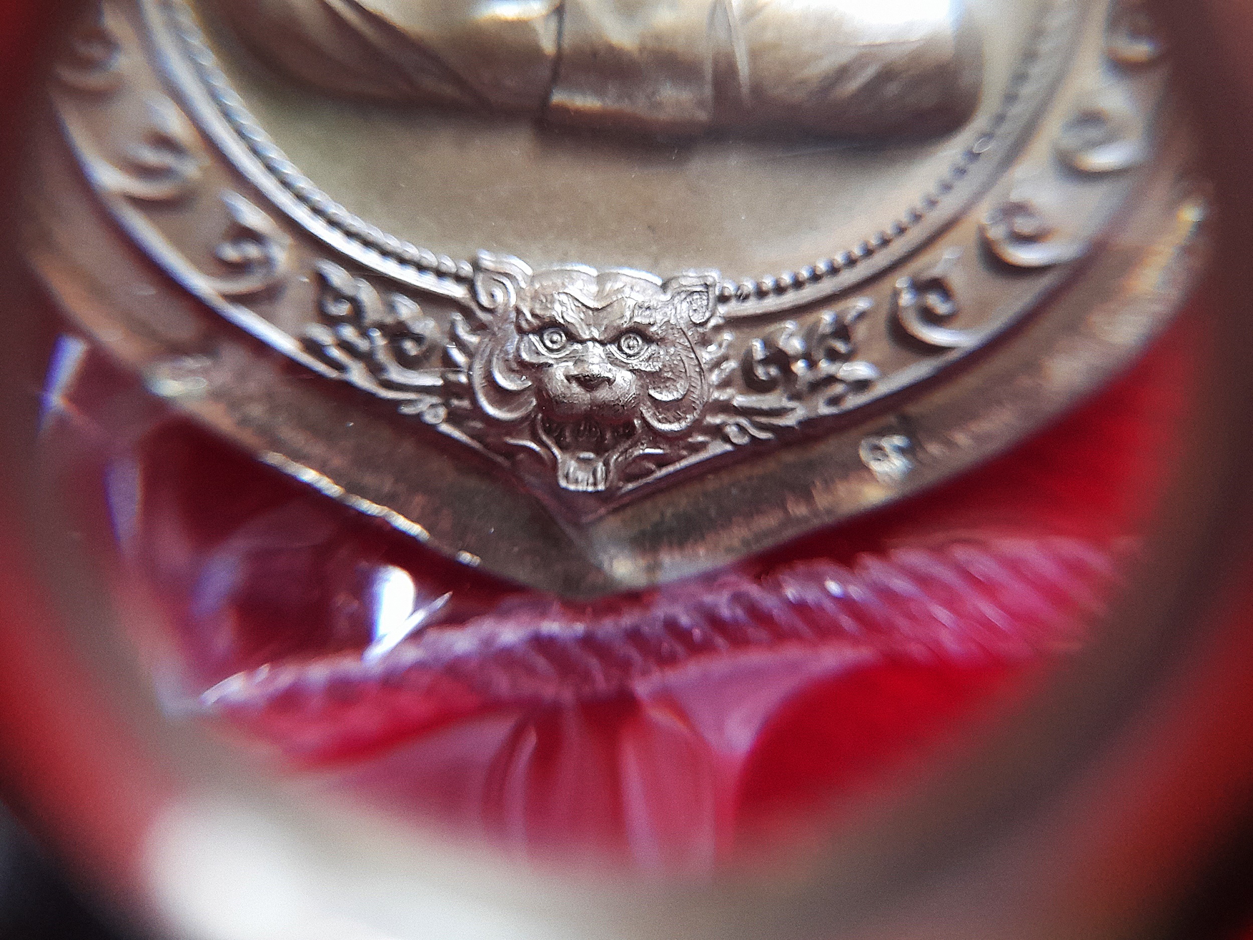 เหรียญ หลวงพ่อกวย (รุ่นแรก ทรงเสมา ฐานหน้า#พญาเสือโคร่ง(#มหาอำนาจ) หลัง พญา #หนุมาน4กร(#ครูแรง) (#ธงชัย #พระขรรค์ #จักร #ตรีศูล)) ปี2565 เนื้อมหาชนวน ไม่ตัดปีก ตอก9โค็ด #ชุดกรรมการ #รับประกันแท้