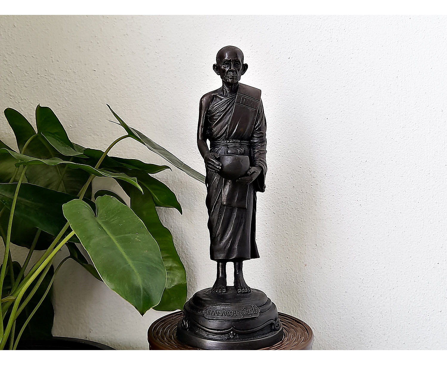 รูปหล่อ หลวงพ่อกวย วัดโฆสิตาราม(วัดบ้านแค) อุ้มบาตร ถือบาตร(มหาลาภ) (ขนาดบูชาสูง 9นิ้ว) เนื้อทองเหลืองโลหะ ฐานบรรจุมวลสารเก่าหลวงพ่อกวย ปี2561 งานกฐิน - #สร้างและปลุกเสกจากวัดโฆสิตาราม #รับประกันแท้