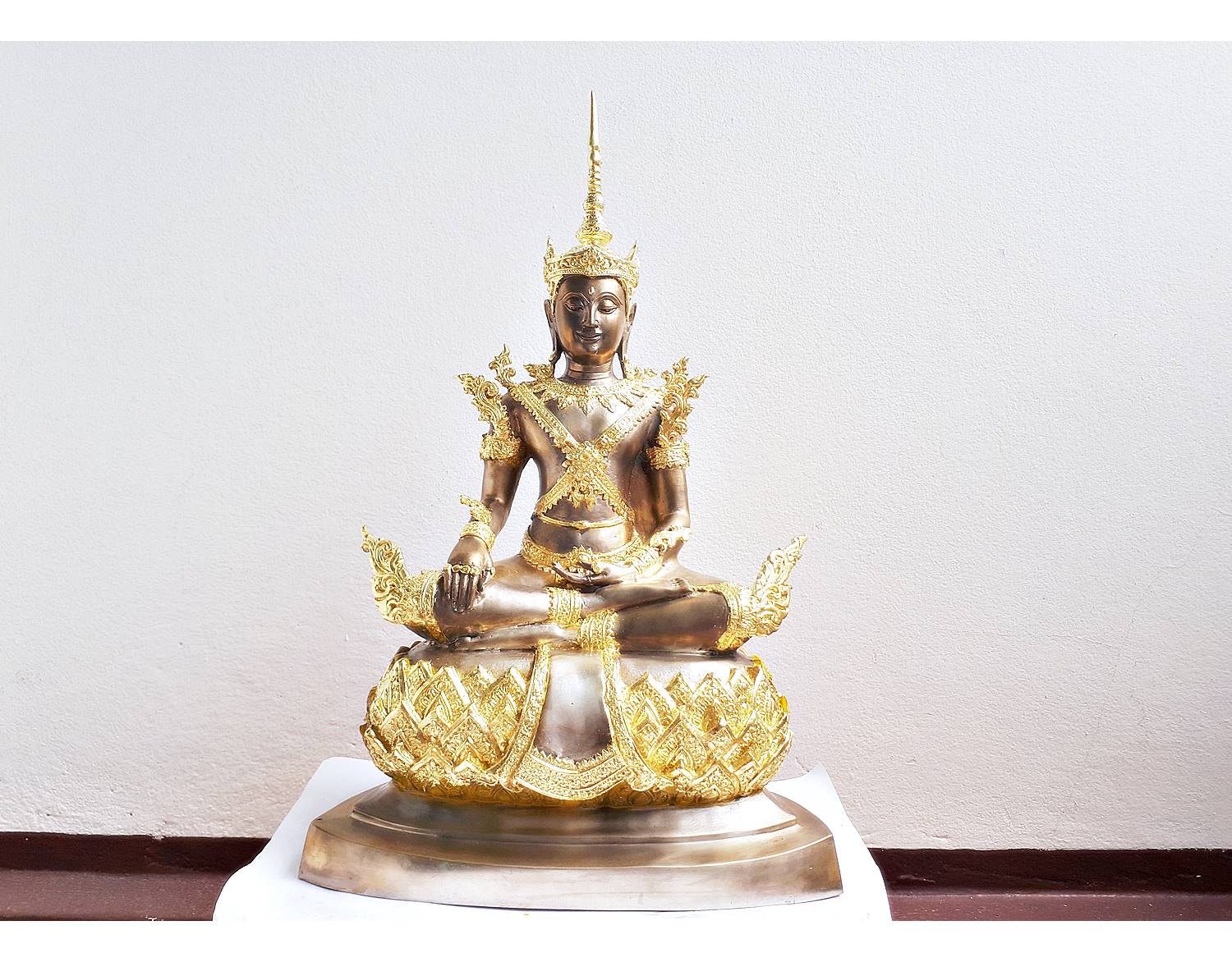 รูปหล่อ พระพุทธรูป พระจักรพรรดิ์ ปางทรงเครื่องพระจักพรรดิ์ (เนื้อทองเหลือง ขัดเงาเงิน 2กษัตริย์ ทรงเครื่องปิดทอง หน้าตัก 8-9นิ้ว)