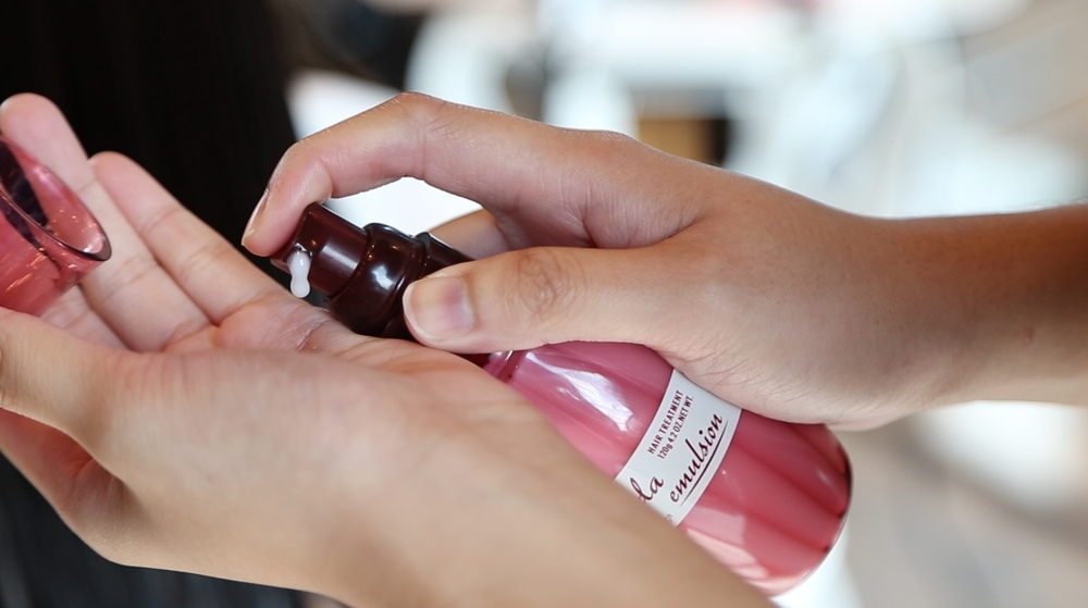 Milbon Elujuda Emulsion 120g เพิ่มความชุ่มชื้น มีน้ำหนัก ให้ผมเส้นเล็กที่ชี้ฟู อิมัลชันน้ำนมบำรุงผมก่อนผ่านความร้อนแบบไม่ต้องล้างออก มีเคราติน บำรุงผมให้แข็งแรก ถนอมผมจากความร้อนพร้อมเติมสารบำรุงให้ผมสวย นุ่มลื่น ไม่หวั่นไม่ว่าจะทำทรงไหน พร้อมกลิ่นหอมอ่อน