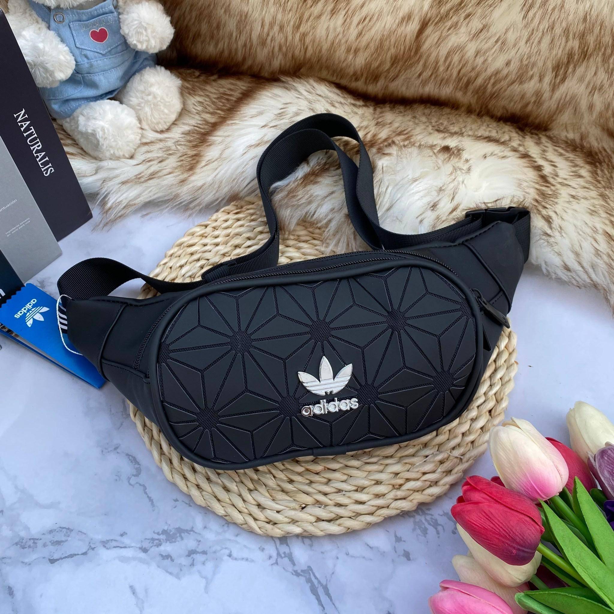 Adidas Originals 3D Mini Airline กระเป๋าสะพายสไตล์สปอร์ตแบบคาดเอวหรือคาดอก(แอดไลน์ก่อนสั่งซื้อ)