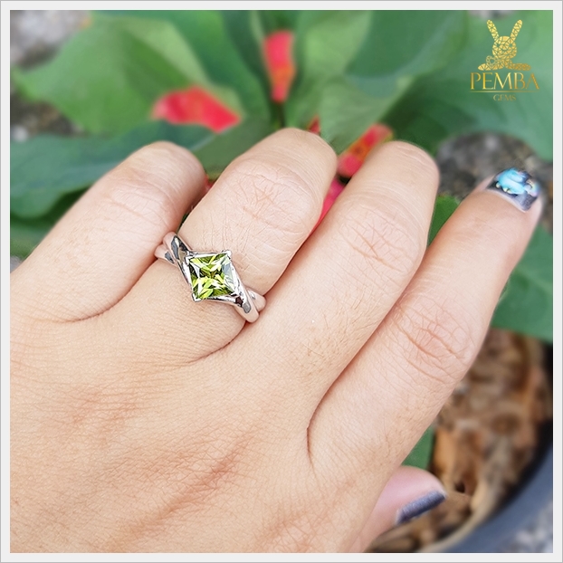 แหวนเพริดอตแท้ ทรงสี่เหลี่ยม สวยเก๋สะดุดตา เงินแท้925 แหวนพลอยแท้