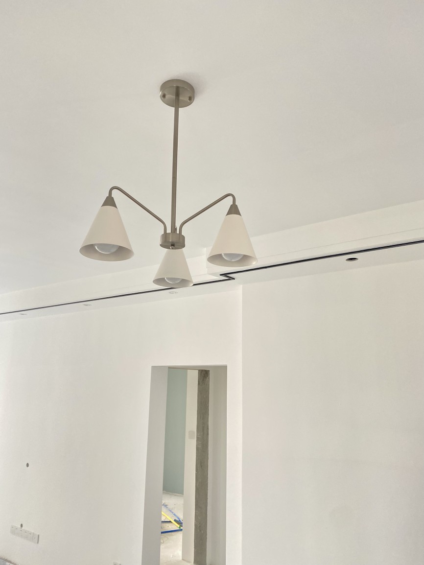 โคมไฟแขวนเพดานโป๊ะโคมทรงกรวยสไตล์โมเดิร์น โครงสีเงินโป๊ะโคมสีขาว [NM9991]