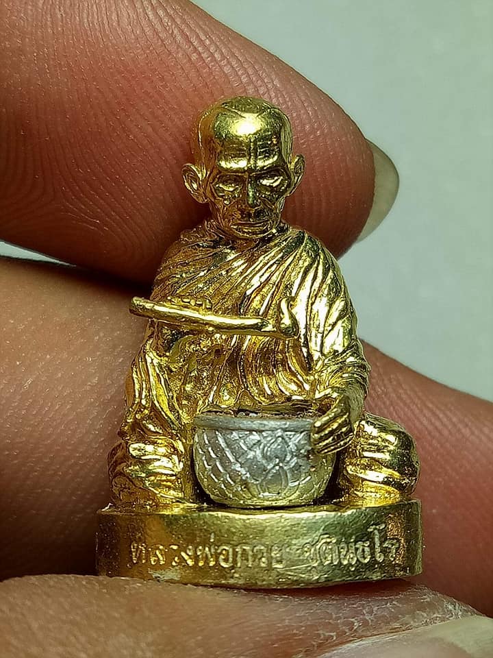 รูปหล่อ หลวงพ่อกวย วัดโฆสิตาราม ทำน้ำมนต์ (เข้าพิธีอฐิษฐานจิตปลุกเสก39พิธี) ฐานบรรจุมวลสารเก่าและ#เกศา#จีวร หลวงพ่อกวย (ขนาดห้อยคอ 1.5ซม) ปี2561 #รับประกันแท้