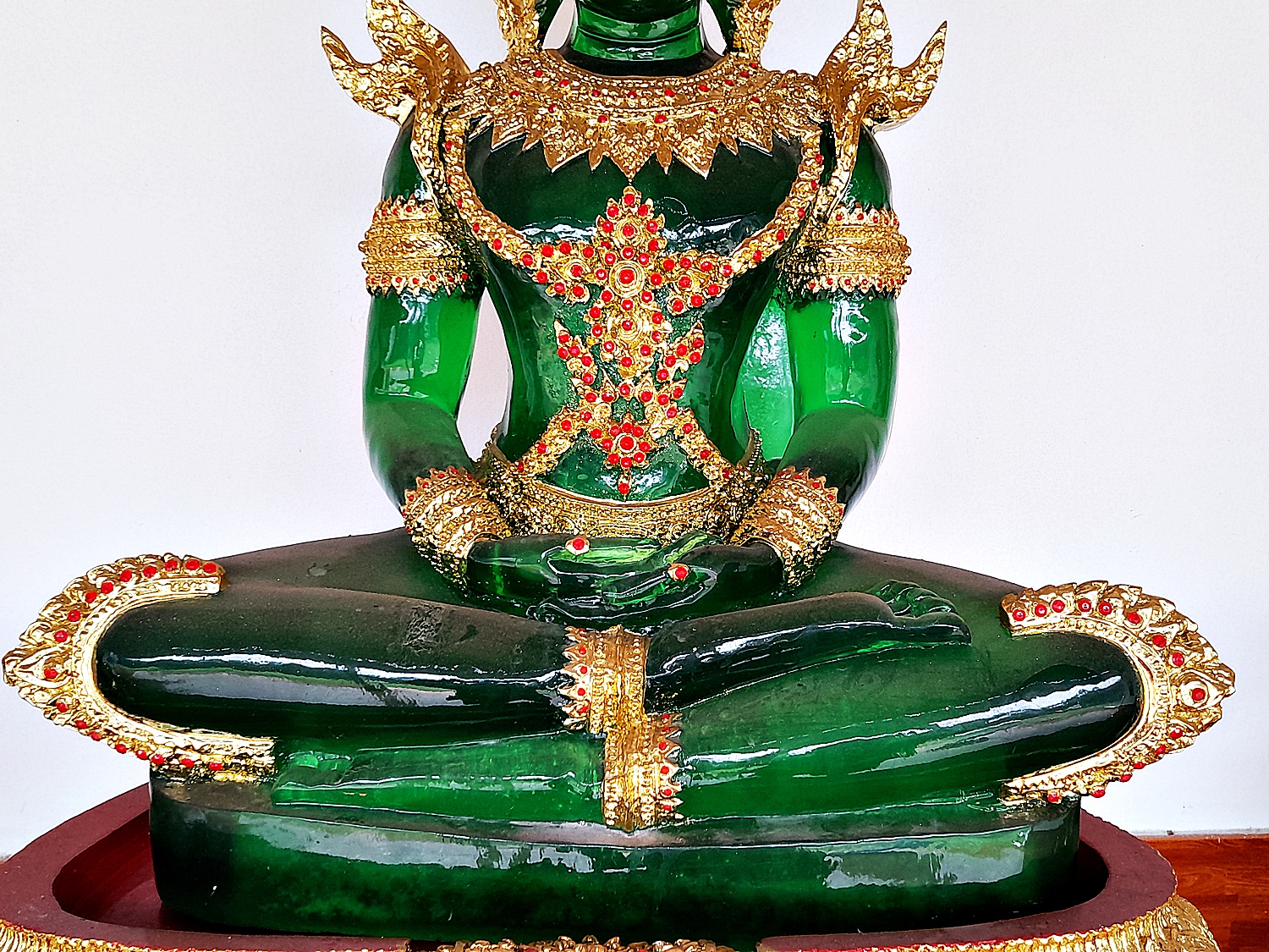 พระแก้วมรกต ปางพระจักรพรรดิ์ สีประจำวันเกิด7สี (ขนาดใหญ่) - (สีแดง สีเหลือง สีชมพู สีเขียว สีส้ม สีฟ้า สีม่วง)