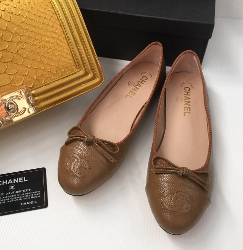 พร้อมส่ง รองเท้า cn flat caviar skin สีน้ำตาล สอบถามไซส์ได้ค่ะสต็อคของเปลี่ยนตลอด