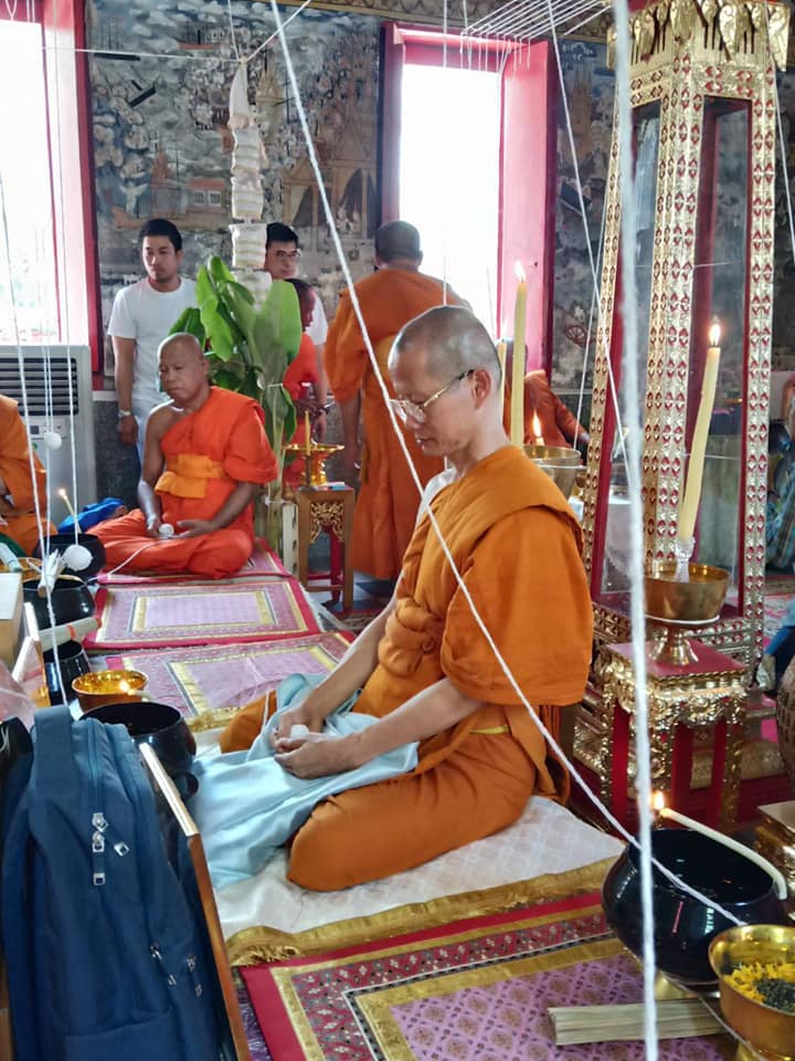 เหรียญหลวงพ่อกวย วัดโฆสิตาราม(วัดบ้านแค) เนื้อกระไหล่ทองคำ ลงยาแดง ปี2562 (แยกจากชุดกรรมการ) #รับประกันแท้ รูปภาพ สี หลวงพ่อกวย วัดโฆสิตาราม(วัดบ้านแค) (ขนาดตั้งบูชา 11x15นิ้ว) ปี2562 #รับประกันแท้ -- #พิธีดีมากดวงจิตหลวงพ่อกวยมาเสกให้เอง