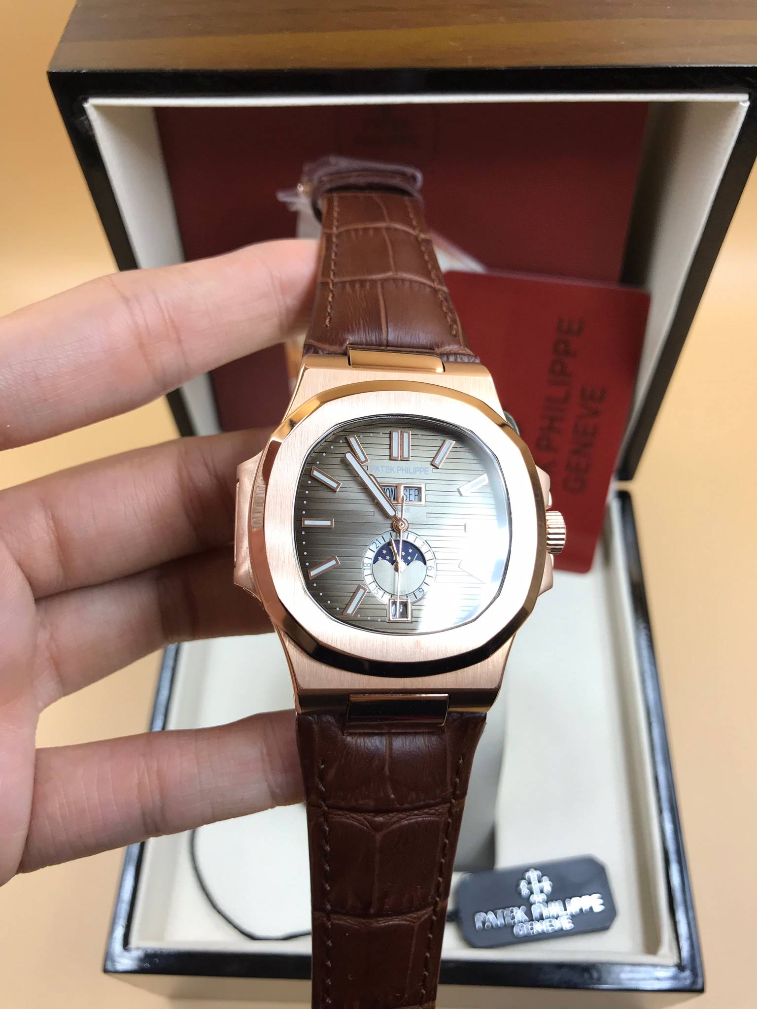 นาฬิกา Patek Philippe รุ่น Men"s Nautilus Annual Calendar งาน Mirror Swiss หน้าน้ำตาลเทา