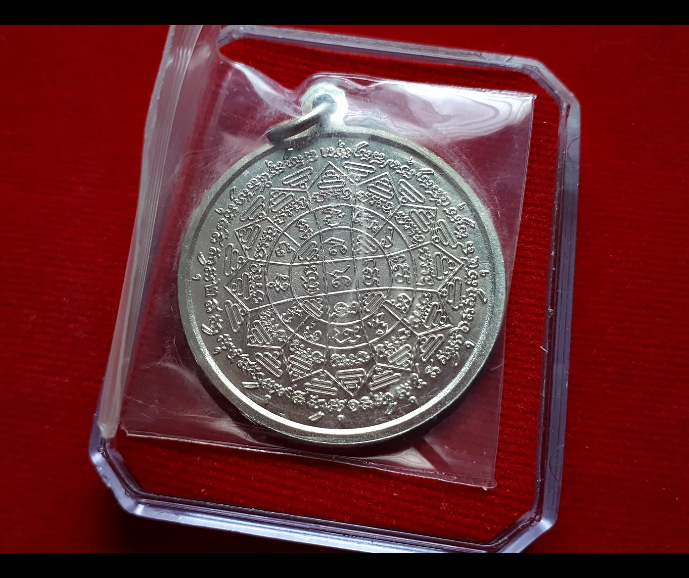 เหรียญกลม หลวงพ่อกวย หลัง ยันต์มงกุฎพระพุทธเจ้า เนื้ออัลปาก้า รุ่นแรงครู ปี2560 #รับประกันแท้