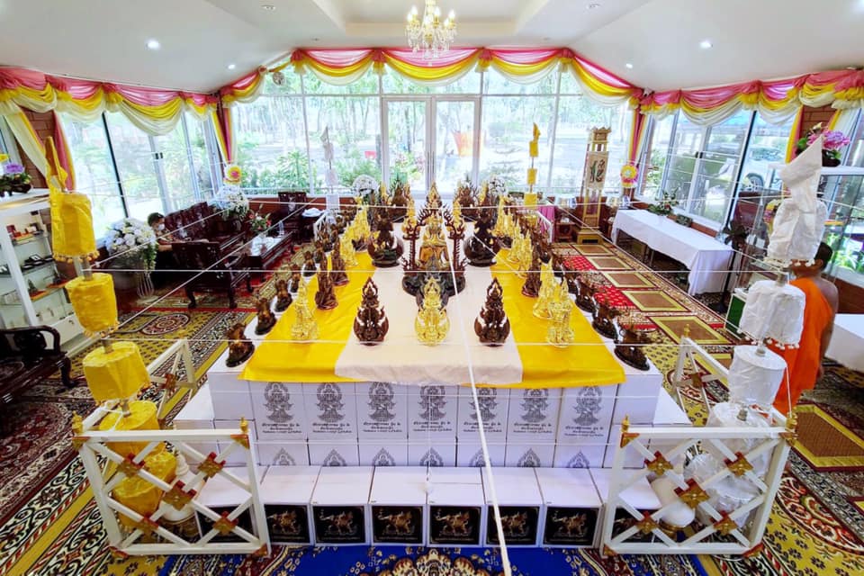 รูปหล่อ ท้าวเวสสุวรรณ ยืนถือกระบอง ทรงบน หลัง ราหู เนื้อทองเหลือง เต็มสูตร งานเน้นรายระเอียดปราณีต (ขนาดสูง16นิ้ว) - (ราหู มี ปีกเป็นครุฑ มี ลำตัวเป็นพญานาค) - (ปลุกเสกฤกษ์ เสาร์5 ปี2563)