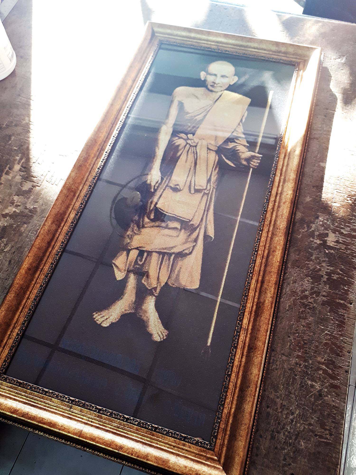 รูปภาพ เนื้อผ้า หลวงปู่ศุข วัดปากคลองมะข่ามเฒ่า ยืนถือไม่เท้า (พร้อมใส่กรอบ) ปี2561 #รับประกันแท้