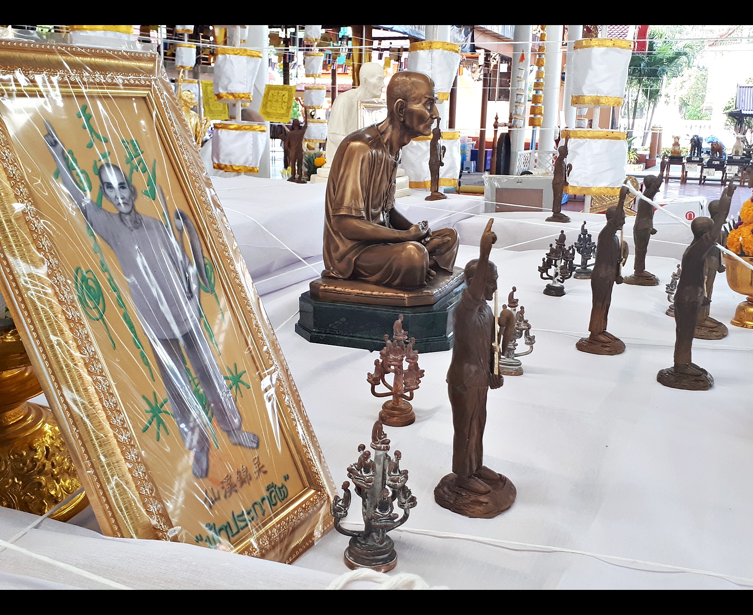 รูปหล่อ เซียนแปะ วัดศาลเจ้า ถือ กระบี่และแส้ ล้างอาถรรพ์ (ขนาด 8.9นิ้ว) (สร้างตามจำนวนที่สั่งจอง) เนื้อโลหะชนวน ฐานบรรจุผงมวลสารฟ้าประทานพร ปี2561 #รับประกันแท้ - หลวงพี่เก่ง วัดท่าเสา ปลุกเสก