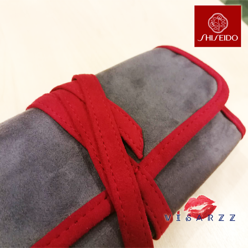 Shiseido ชุดแปรงแต่งหน้า 9 ชิ้น มาพร้อมกระเป๋าใส่แปรงหนังกลับสุดหรู ให้คุณพกสะดวก แต่งหน้าได้สมบูรณ์อย่างมืออาชีพ ขนแปรงนุ่ม ด้ามแปรงจับถนัดกระชับมือ