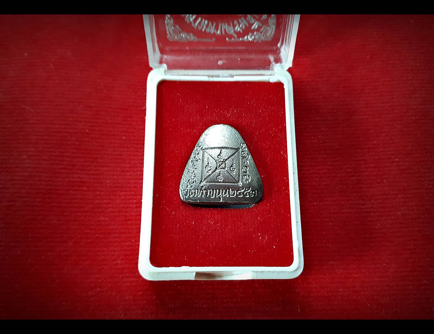 พระปิดตา มหาเศรษฐีเงินล้าน เนื้อนวะโลหะ(แก่ทองคำ) รุ่นแรก ปี2553 หลวงพ่อเล็ก วัดท่าขนุน (รุ่นนี้ใส่ทองคำ100บาท ใส่ตะกรุดมหาสะท้อน และ ตะกรุดโสฬสเนื้อทองคำ หลวงป่เอี่ยม วัดสะพานสูง)