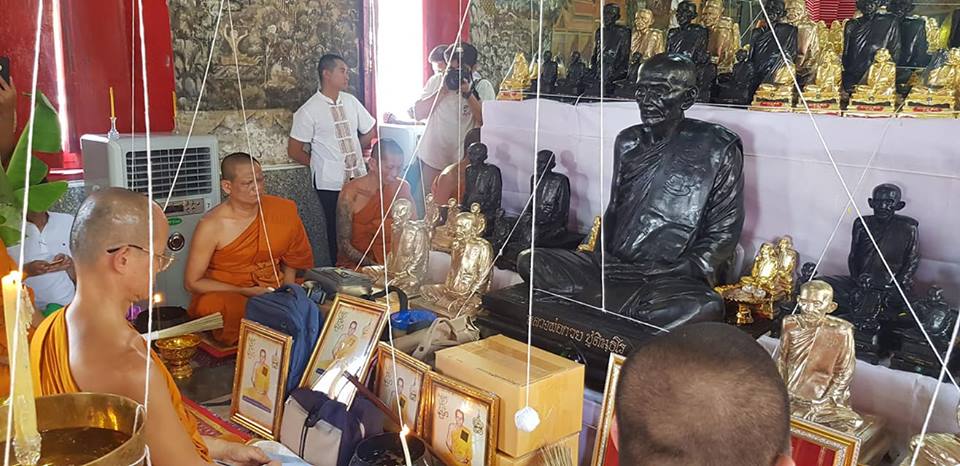 เหรียญหลวงพ่อกวย วัดโฆสิตาราม(วัดบ้านแค) เนื้อกระไหล่ทองคำ ลงยาแดง ปี2562 (แยกจากชุดกรรมการ) #รับประกันแท้ รูปภาพ สี หลวงพ่อกวย วัดโฆสิตาราม(วัดบ้านแค) (ขนาดตั้งบูชา 11x15นิ้ว) ปี2562 #รับประกันแท้ -- #พิธีดีมากดวงจิตหลวงพ่อกวยมาเสกให้เอง