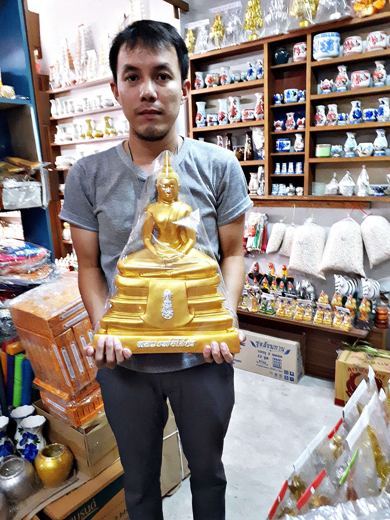 รูปหล่อ หลวงพ่อโสธร เนื้อเรซิ่น สีทอง (พระขนาดตั้งบูชา ขนาดใหญ่ หน้าตัก 9นิ้ว)