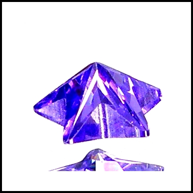 ***พลอยอเมติส Amythyst เป็นพลอยเนื้ออ่อน รูปดาว น้ำหนัก 1.03กะรัต ขนาด 6.1x6.1x3.6 มิล เนื้อพลอยสีม่วงเข้มสวยสดใส ไฟดี รูปร่างสมส่วน เจียระไนแบบก้นเพชร