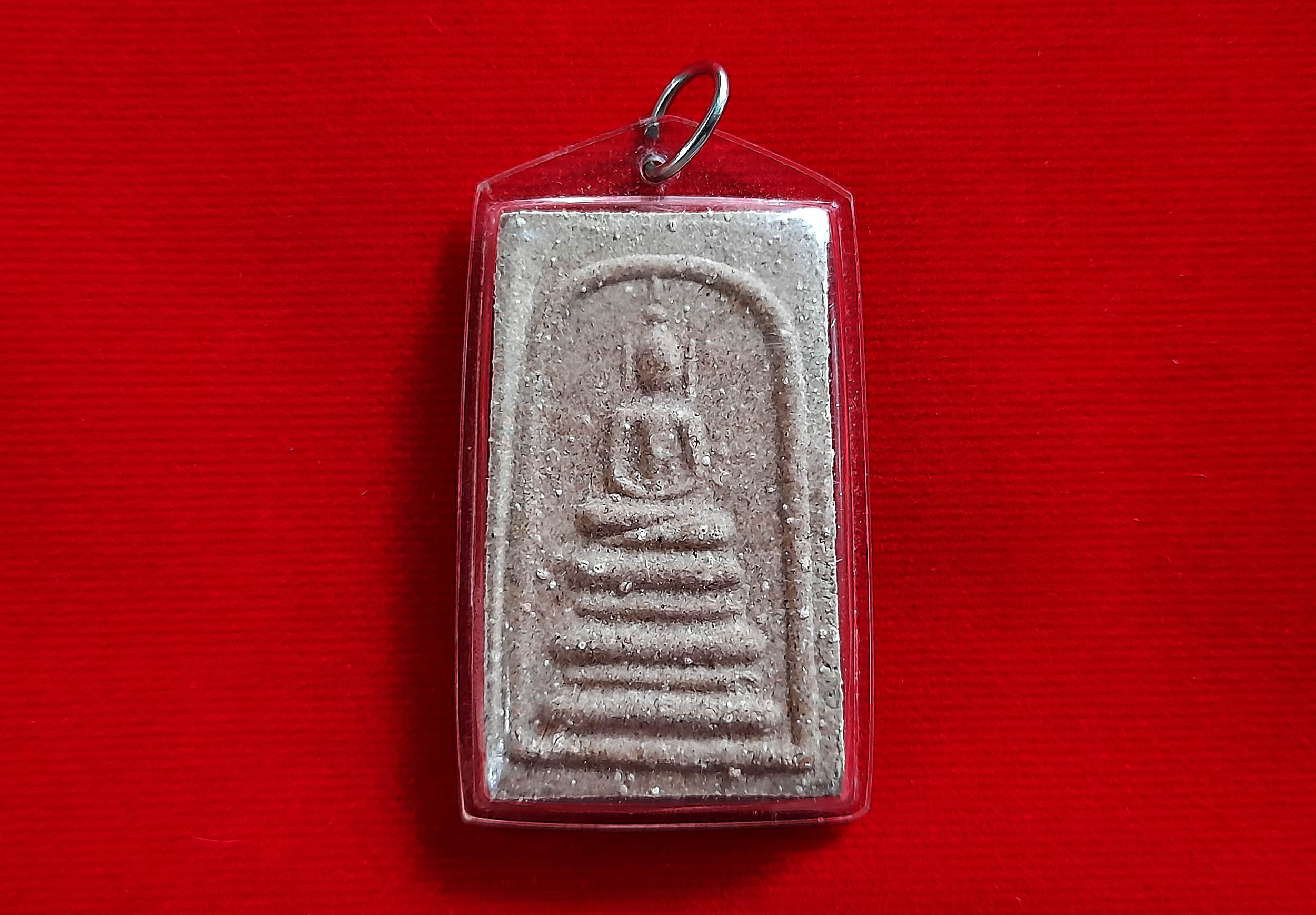 พระสมเด็จ หลวงพ่อยี วัดดงตาก้อนทอง จ.พิษณุโลก (ลูกบุญธรรมหลวงปู่เทพโลกอุดร) เนื้อผง ฝั่ง ข้าวทิพย์ + ข้าวเปลือก + ไพรดำ ปี2548 #รับประกันแท้ - (หลวงพ่อถาวร วัดปทุม จัดสร้างย้อนยุค)