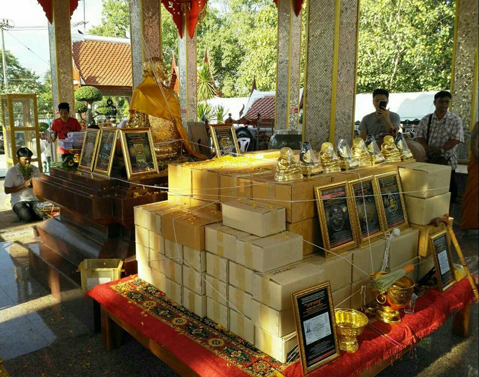 พระสมเด็จหลวงพ่อโตในวิหาร เนื้อผงชนวนมวลสารเก่าหลวงพ่อกวย รุ่นแรงครู ปี2560 หลวงพ่อกวย วัดโฆสิตาราม(วัดบ้านแค) จ.ชัยนาท ปี2563 - (ขนาด 5x7นิ้ว จีวรส้ม ด้านหน้ายันต์ครู ยันต์นะปัดตลอด ด้านหลังยันต์มงกุฎพระพุทธเจ้าหนุนดวง) ปี2563 #ปลุกเสกที่วัดโฆสิตาราม #รั